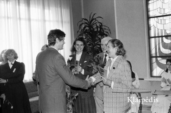 pavadinimas: Bendrijos pirm. V.P. sveikina A.Bajoraičio šeimą, raktai:  Archibaldas Bajoraitis, VIktoras Petraitis