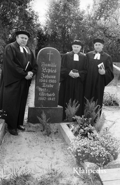 pavadinimas: R.Moras, E.Roga, K.Moras prie sakytojo Liepio kapo, raktai: Karklės kapinaitės