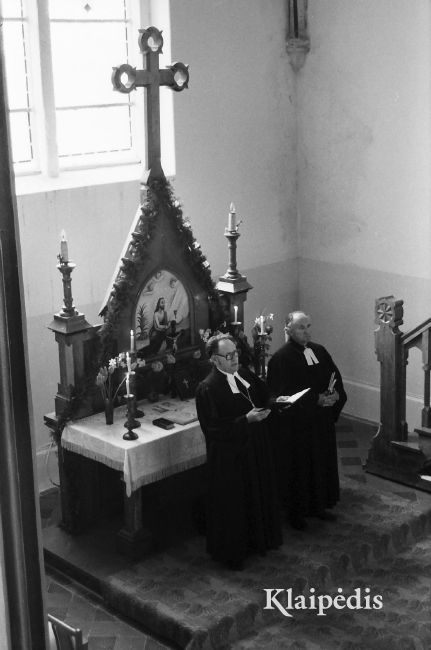 pavadinimas: Plikių bažnyčioje. Kairėje–kun. Liudvikas Fetingis, raktai: Plikių bažnyčia