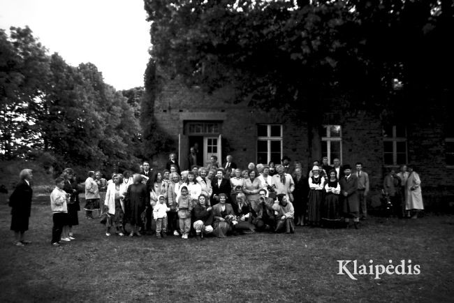 pavadinimas: Prie Martyno Jankaus muziejaus Bitėnuose, raktai: Martyno Jankaus muziejus