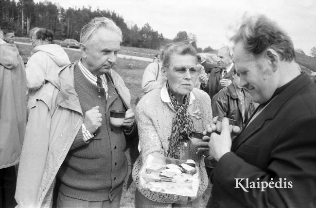 pavadinimas: Agluonėnuose su savo pyragais. Kairėje-kun.K.Moras, raktai:  