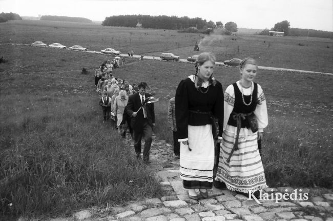 pavadinimas: Eisena į Agluonėnų aukuro kalną, raktai:  