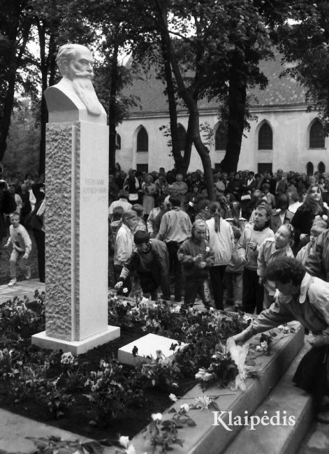 pavadinimas: H.Zudermano paminklo atidengimo iškilmėse Šilutėje, raktai: H.Zudermano paminklas