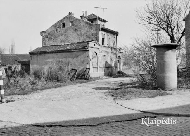 pavadinimas:  Titnago10. Tipinis kino afišų stulpas iš rentinių, raktai:  