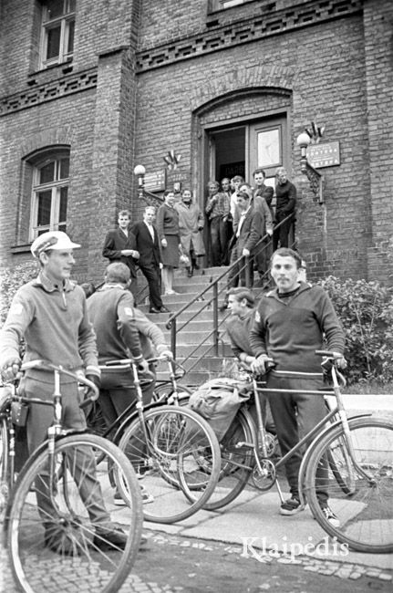 pavadinimas: Stat. tresto dviratinink išvyksta į sąskrydį 1969, raktai: dviratininkai dviračiai