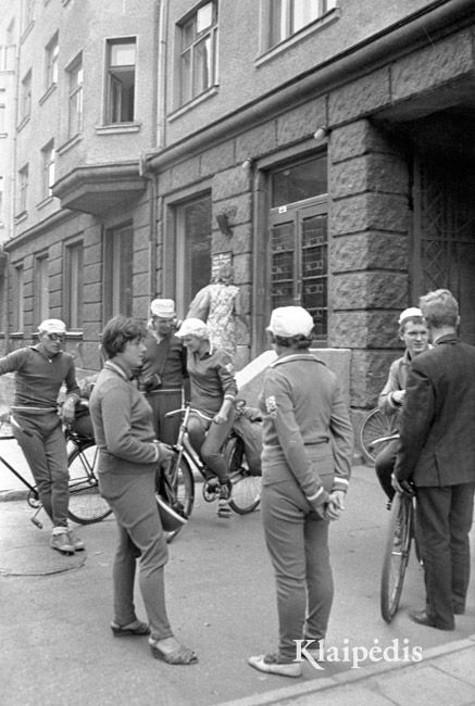 pavadinimas: Dviračiais – į resp. sąskrydį. 1969 m, raktai: dviratininkai dviračiai