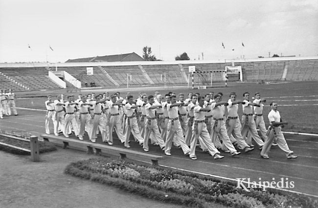 pavadinimas: Fizkultūrininkų paradas Vilniuje, 1955, raktai: lengvoji atletika paradas