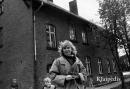 pavadinimas: Ieva Labutytė prie Plikių prad. m-los pastato , raktai: Ieva Labutytė