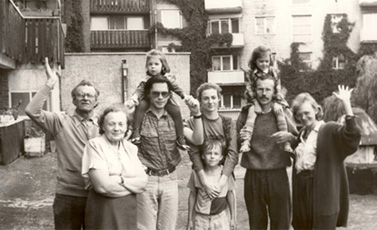 Albinas Stubra su žmona Angele, dukra Daiva, jos vyru Sergejumi, anūkėmis Berta ir Paule bei dukra Rasa, jos vyru Vladu bei anūku Domu prie savo namų Daukanto gatvėjė, Klaipėdoje. 1991
